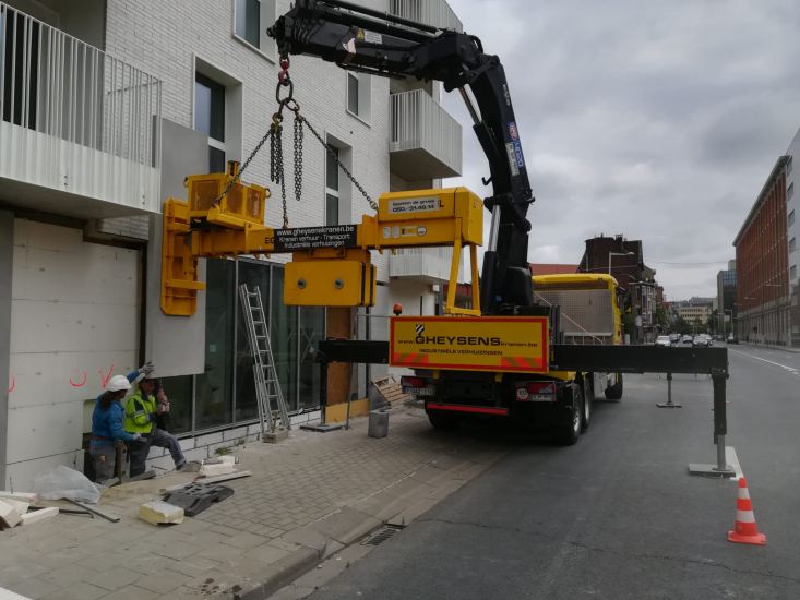 Installation of exposed concrete with vacuum unit | Gheysens kranen